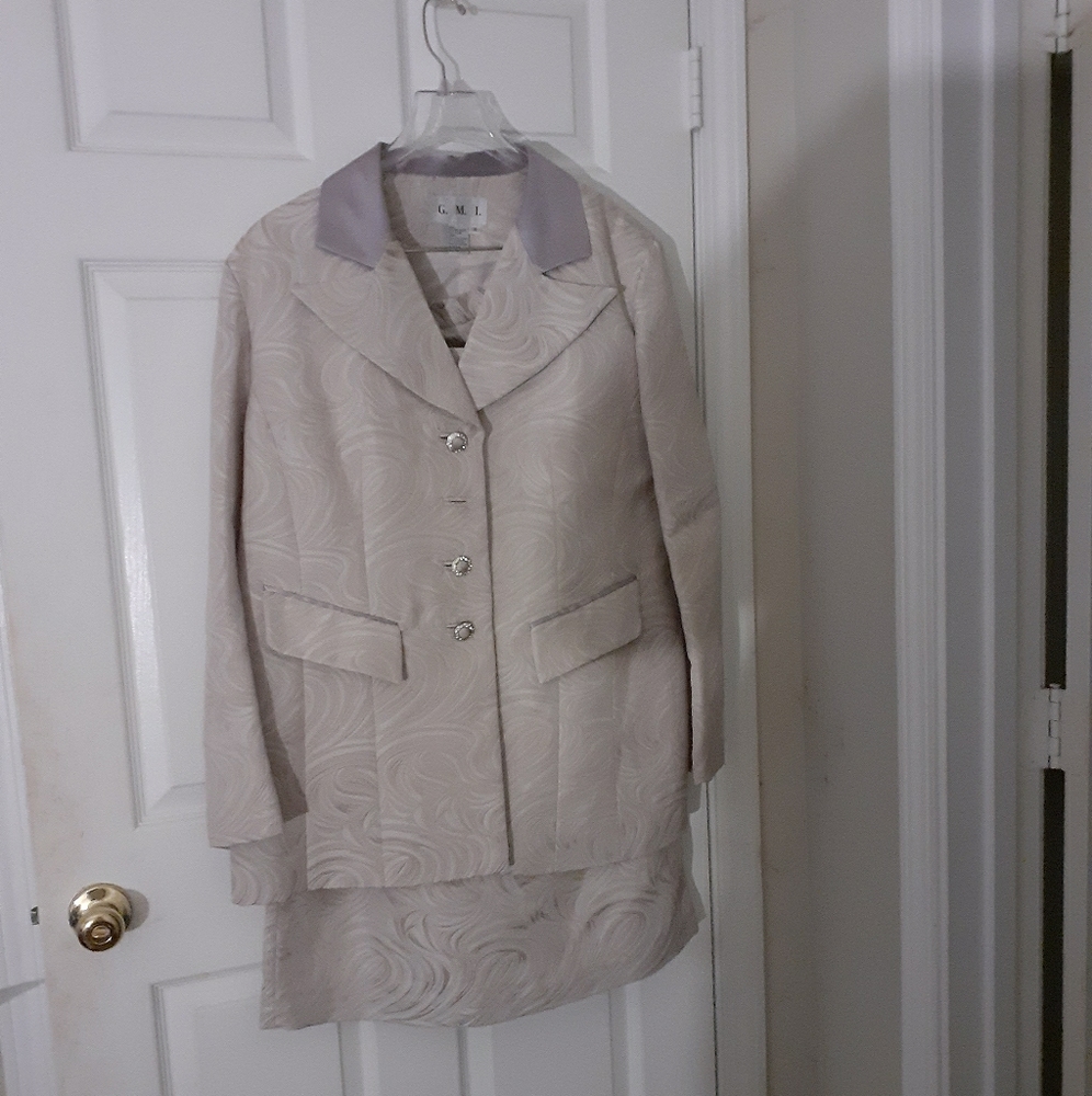 Off white 2 pc suit